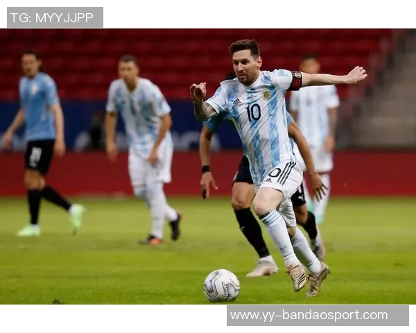 梅西巧妙观察对手防守时机精准助攻展现超凡球技