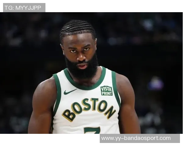 杰伦布朗次节火力全开狂砍18分半场14投9中斩获22分助攻与抢断表现出色