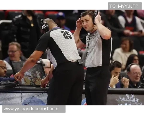 追梦与球迷争执裁判出面调解展现职业素养与冷静处理能力 追梦与球迷争执裁判出面调解展现职业素养与冷静处理能力