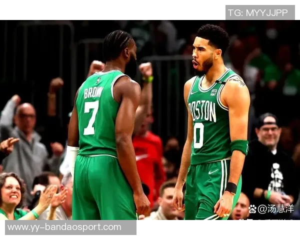 布朗与凯尔特人携手逆袭低估者展现攻防一体的实力